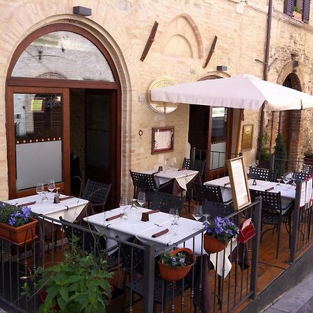 Oro Rosso Hotel Ristorante Montefalco Bagian luar foto