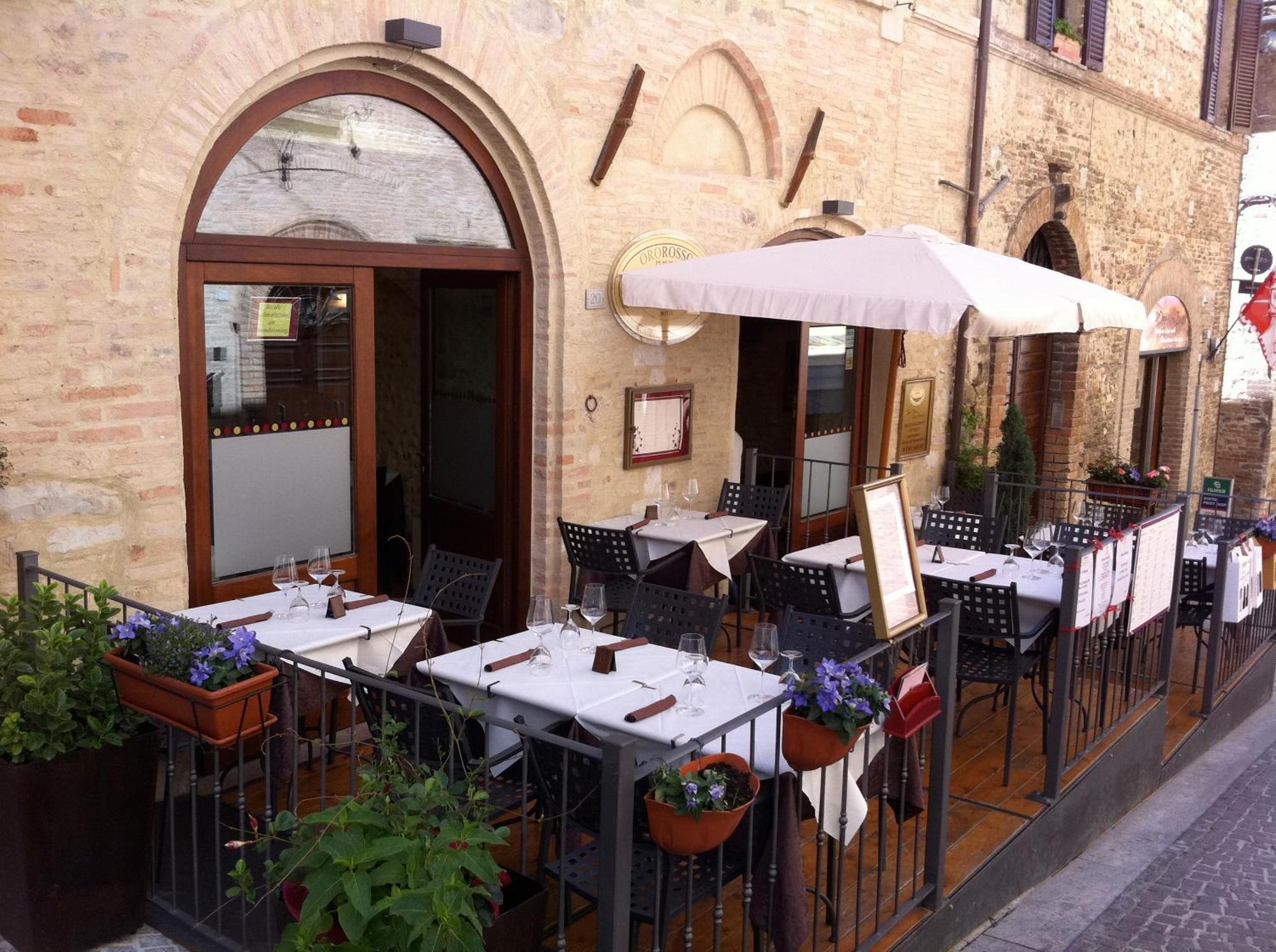 Oro Rosso Hotel Ristorante Montefalco Bagian luar foto