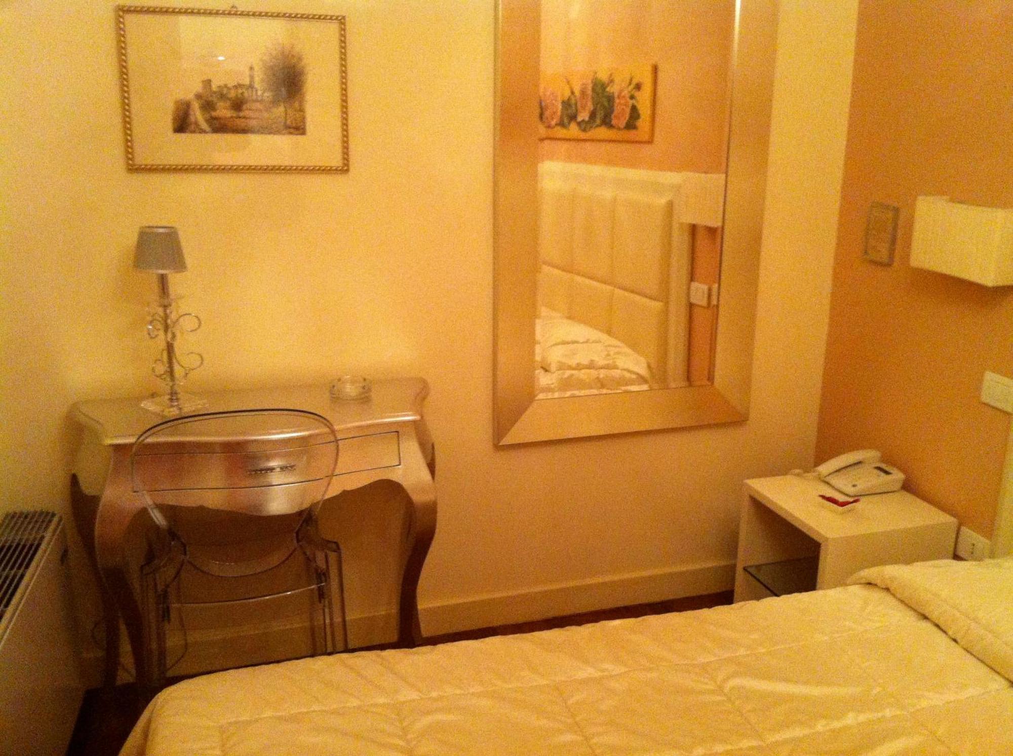 Oro Rosso Hotel Ristorante Montefalco Bagian luar foto