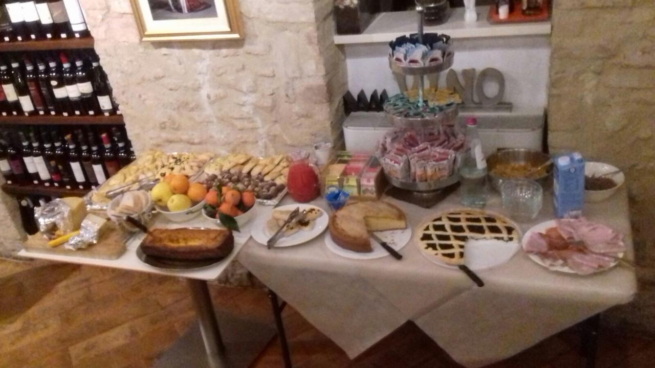 Oro Rosso Hotel Ristorante Montefalco Bagian luar foto